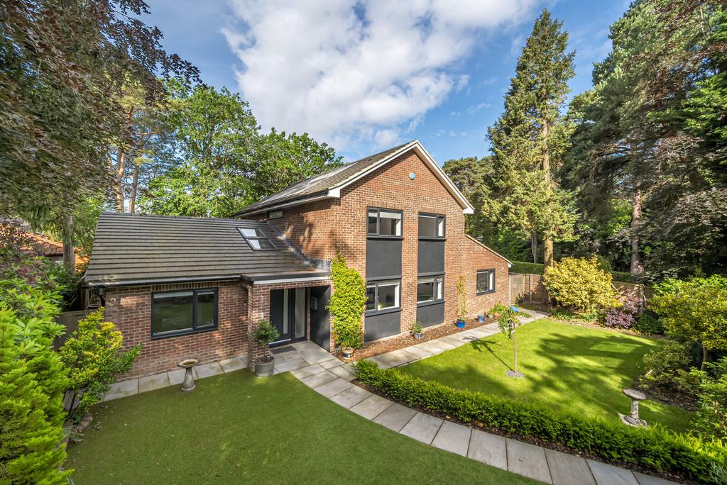 Norfolk Farm Road, Pyrford, GU22 5 bed detached house for sale £1,400,000