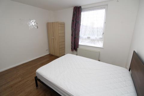 1 bedroom in a house share to rent - College Park Close, London, SE13