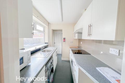 4 bedroom terraced house to rent, Broad Street, Newcastle-Under-Lyme, ST5