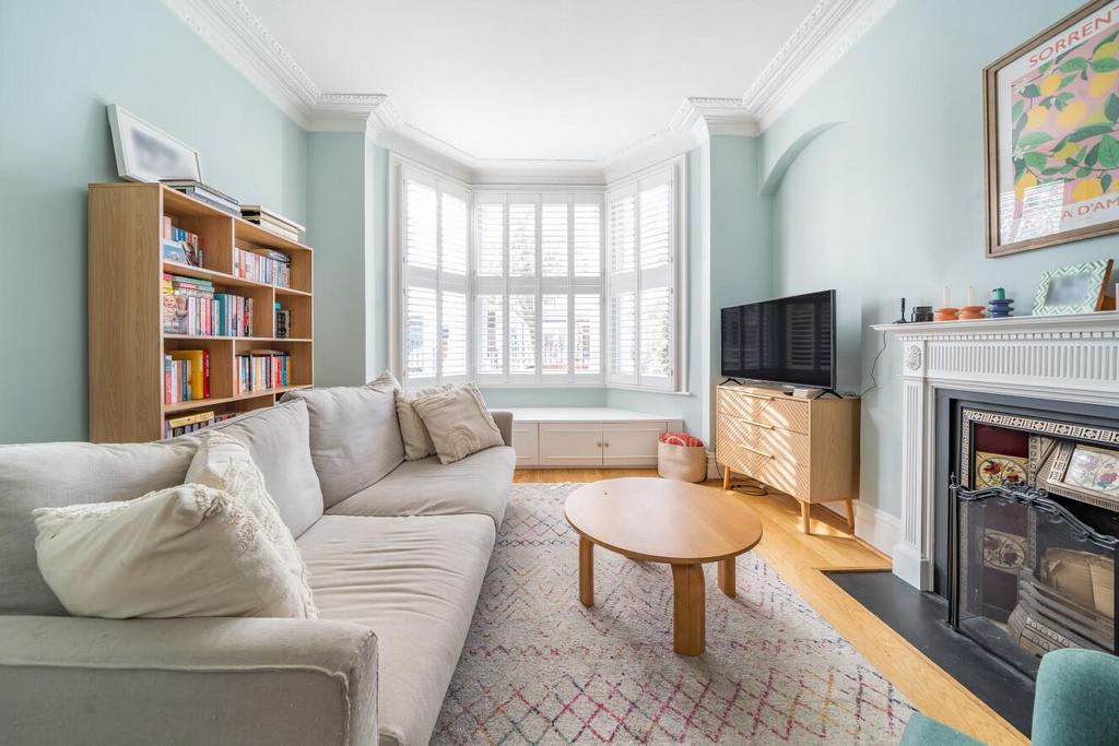 St Marys Grove, Chiswick 2 bed flat for sale £695,000