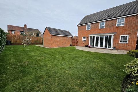 4 bedroom detached house for sale - Redwing Street,  Winsford, CW7