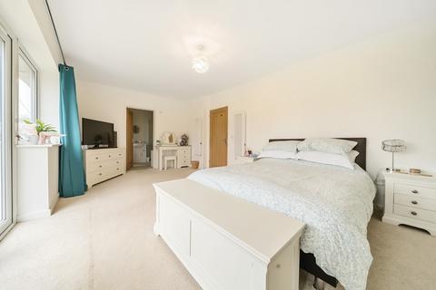 3 bedroom bungalow for sale - Windsor Road, Lindford, Bordon, Hampshire, GU35