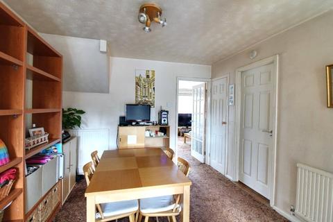16 Cedar Avenue, Blackwater, Camberley, GU17 0JF