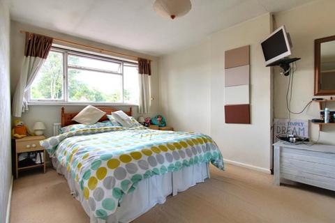 16 Cedar Avenue, Blackwater, Camberley, GU17 0JF
