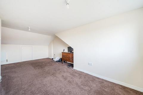 2 bedroom bungalow for sale, Kent Crescent, Pudsey, West Yorkshire, LS28