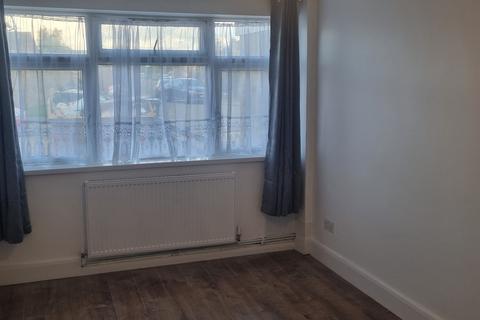 Studio to rent - Channel Close, Hounslow TW5