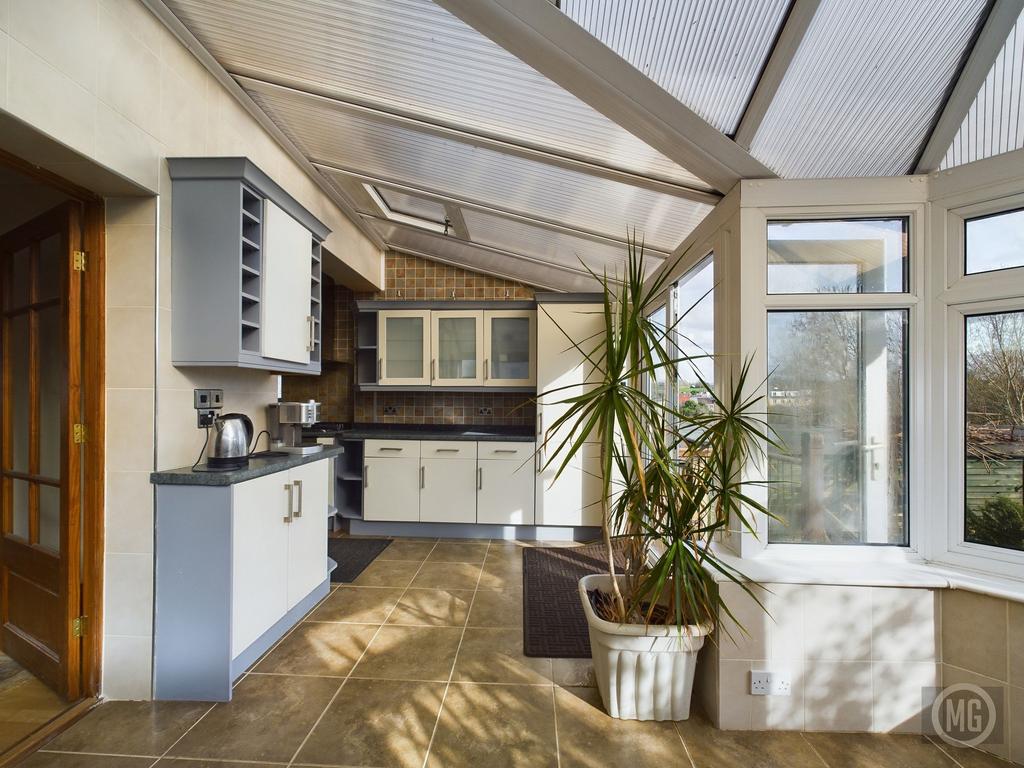 Conservatory to Kitchen