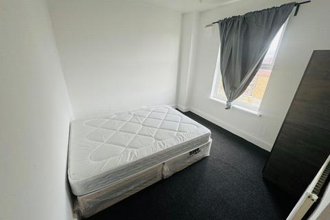 1 bedroom flat to rent - High Street, Barkingside, IG6