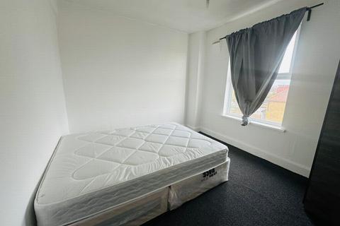 1 bedroom flat to rent - High Street, Barkingside, IG6