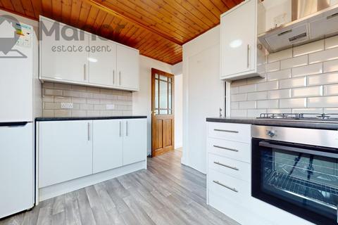 3 bedroom terraced house to rent, Lansbury Avenue, Romford, RM6 6SD