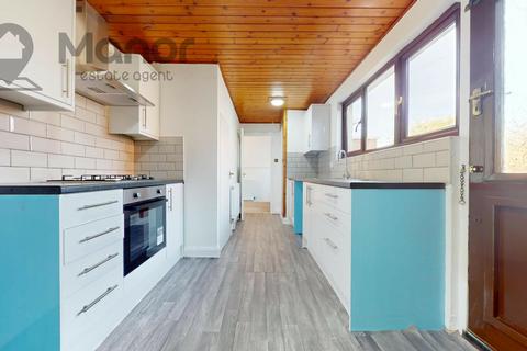 3 bedroom terraced house to rent, Lansbury Avenue, Romford, RM6 6SD