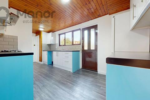 3 bedroom terraced house to rent, Lansbury Avenue, Romford, RM6 6SD