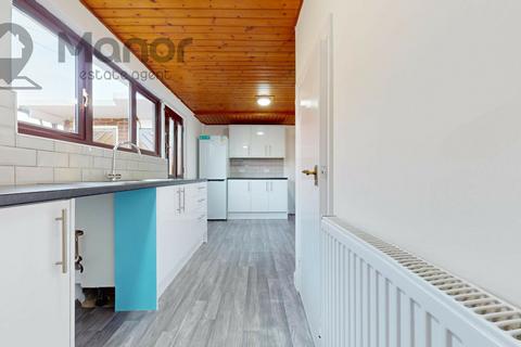 3 bedroom terraced house to rent, Lansbury Avenue, Romford, RM6 6SD