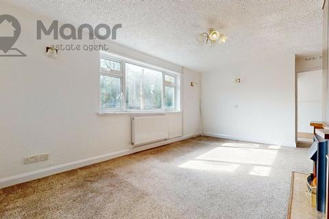 3 bedroom terraced house to rent, Lansbury Avenue, Romford, RM6 6SD