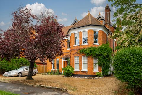 2 bedroom maisonette to rent, Hampton Court