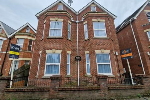 2 bedroom flat to rent - Kings Court, 476, Holdenhurst Road, Bournemouth, BH8 9AQ