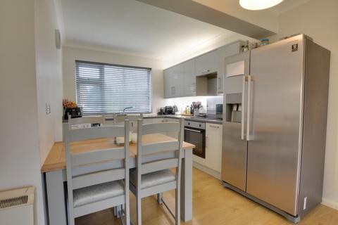 3 bedroom flat for sale - Brighton Road, Southgate, RH10