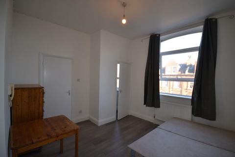 Studio to rent, Kilburn High Road, London, NW6