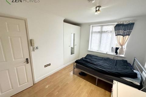 1 bedroom in a house share to rent, London N9