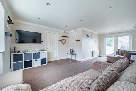 3 bedroom detached bungalow for sale - Ibbetson Oval, Leeds