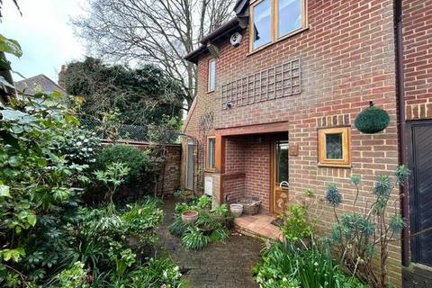 3 bedroom terraced house to rent, The Cloisters, Old Woking GU22