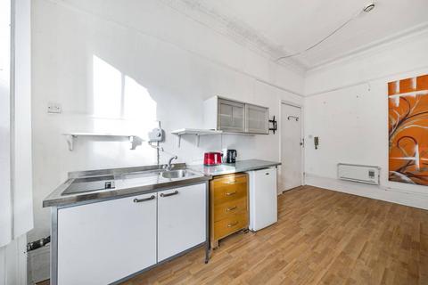 Studio to rent, Marloes Road, Kensington, London, W8