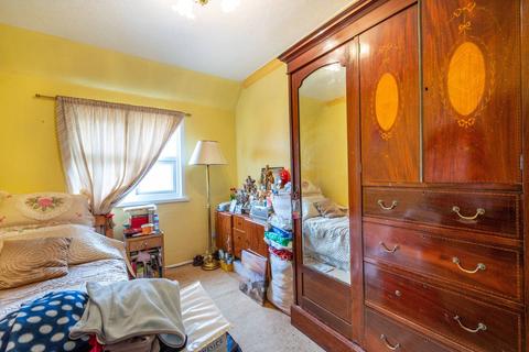 32 Botha Road, London, E13 8PQ
