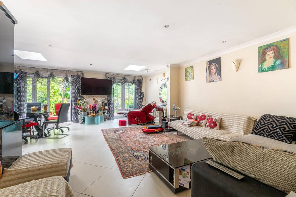 Tudor Close, Kingsbury, London, NW9 3 bed house £1,000,000