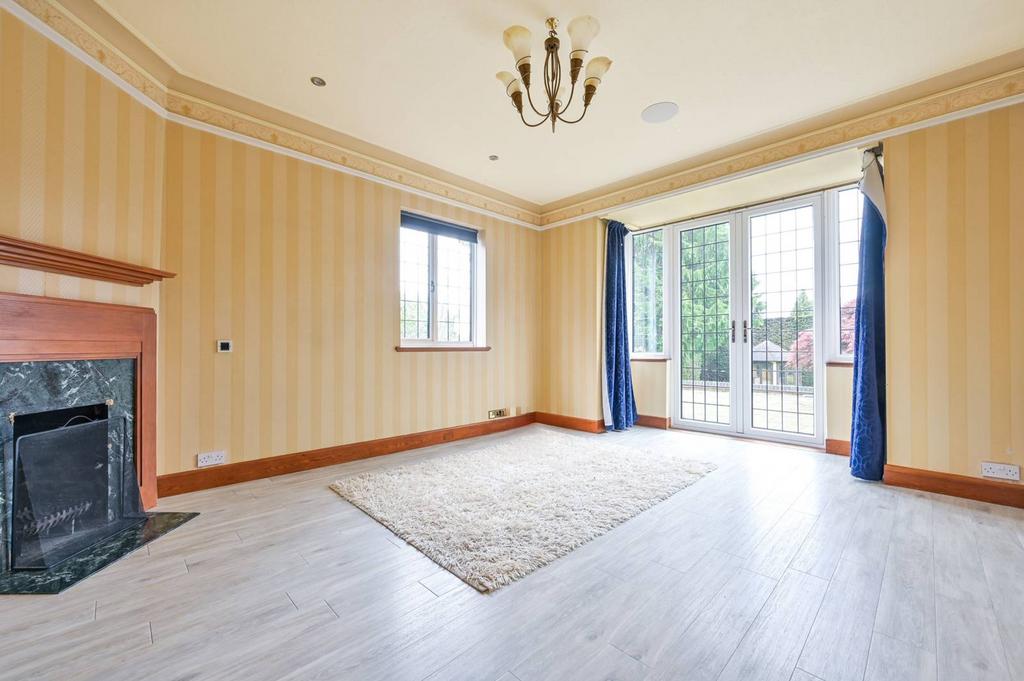 Wych Hill Lane, Woking, GU22 4 bed detached house £6,803 pcm (£1,570 pw)