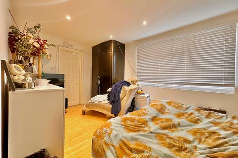 3 bedroom flat to rent, Morden Hall Road, SM4