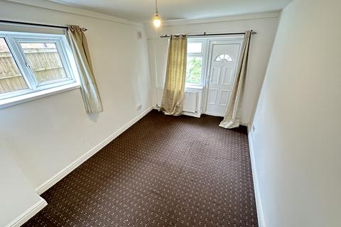2 bedroom maisonette to rent - Totland Close, Manchester, M12