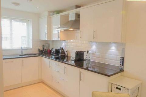 3 bedroom terraced house to rent - Soprano Way, Esher, KT10