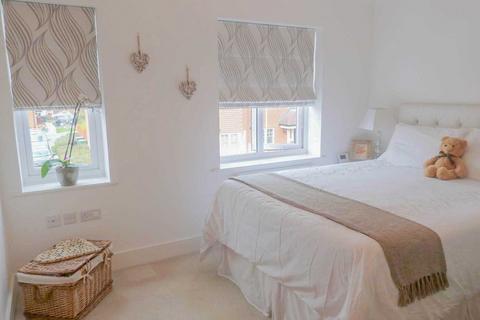 3 bedroom terraced house to rent - Soprano Way, Esher, KT10