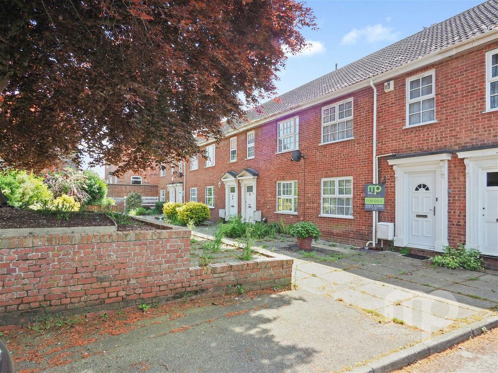 Applegarth Court, Wymondham NR18 3 bed terraced house for sale £250,000