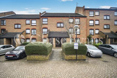 Horseshoe Close, Isle Of Dogs, London, E14