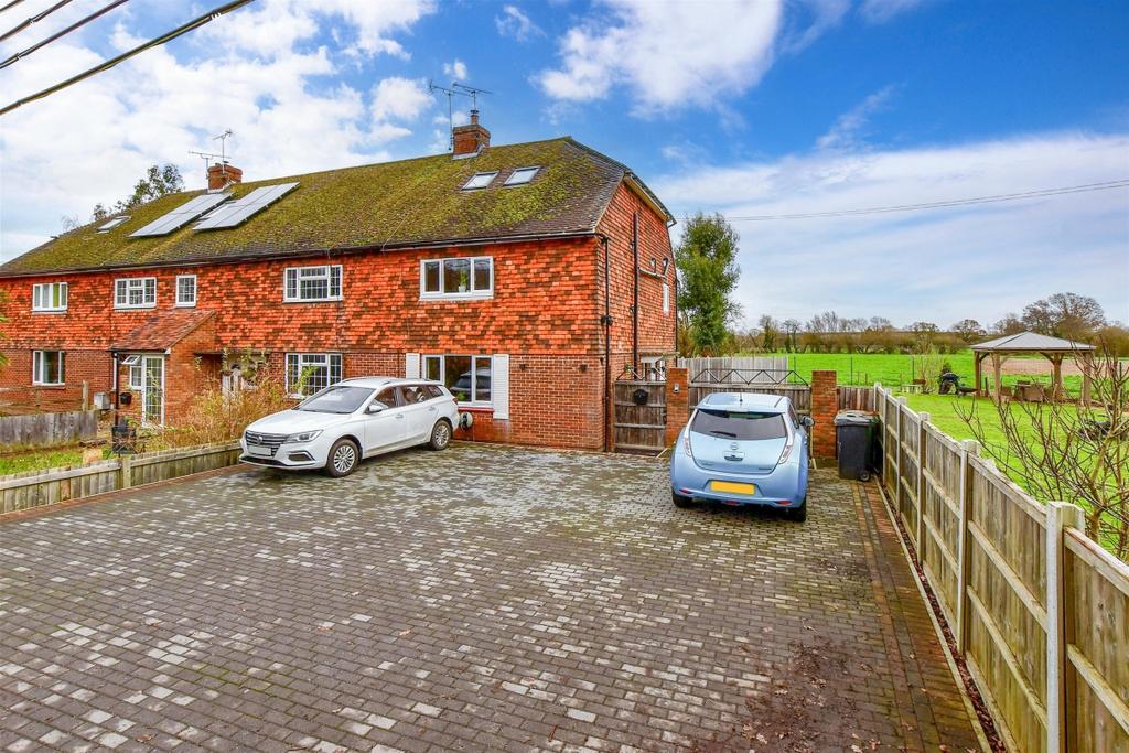 Cranbrook Road Marden TN12 4 bed end of terrace house to rent £2,000