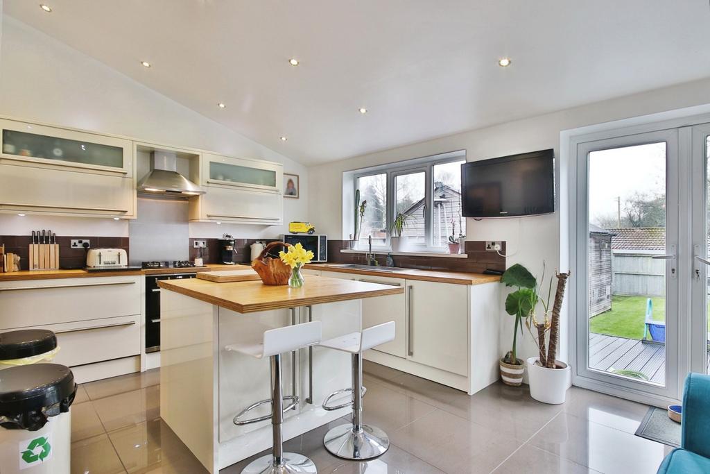 Willerby Low Road, Cottingham, HU16 5JD 3 bed semidetached house for