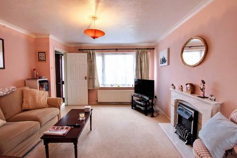 62 Beech Hill, Haywards Heath, RH16 3RX