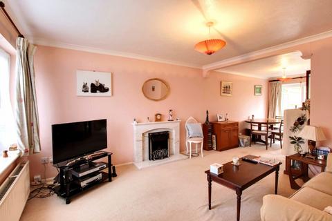 62 Beech Hill, Haywards Heath, RH16 3RX