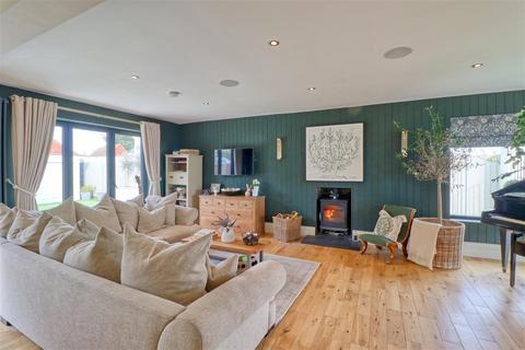 5 The Esplanade, Holland-on-sea, Clacton-on-sea, CO15 5TT