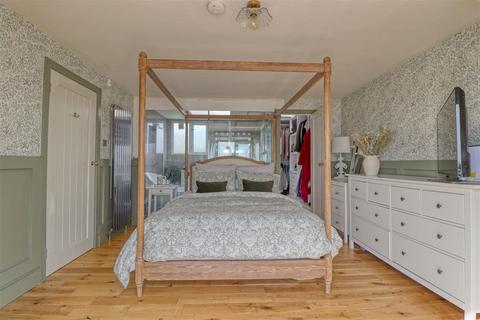 5 The Esplanade, Holland-on-sea, Clacton-on-sea, CO15 5TT