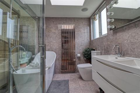 5 The Esplanade, Holland-on-sea, Clacton-on-sea, CO15 5TT