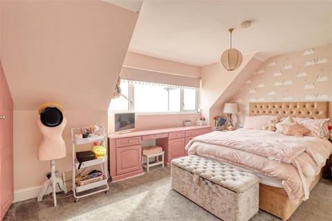 5 The Esplanade, Holland-on-sea, Clacton-on-sea, CO15 5TT