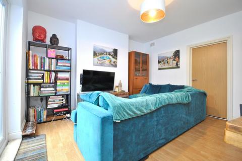 3 bedroom flat to rent, St. Mildreds Road London SE12