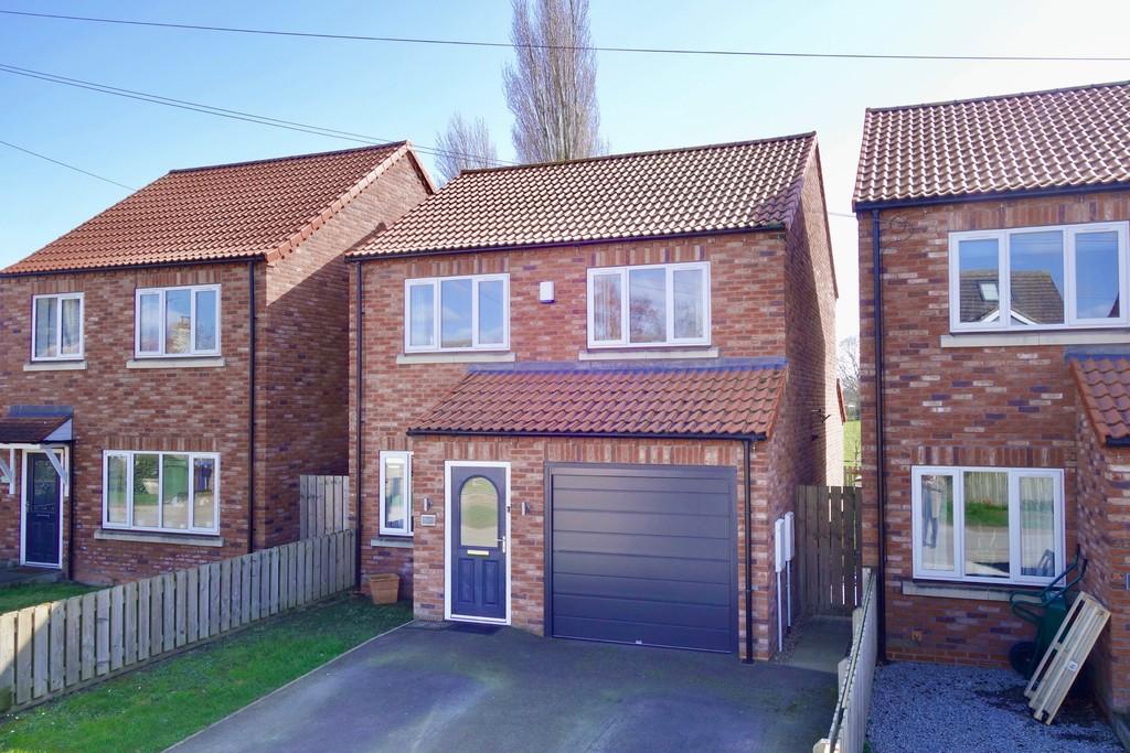 Spen Lane, Holmeonspaldingmoor 3 bed detached house for sale £280,000