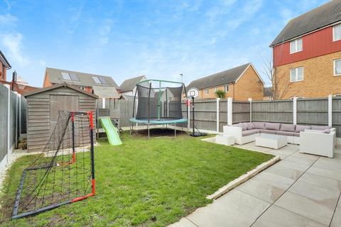 3 bedroom semi-detached house for sale - Sawcotts Way, Grays