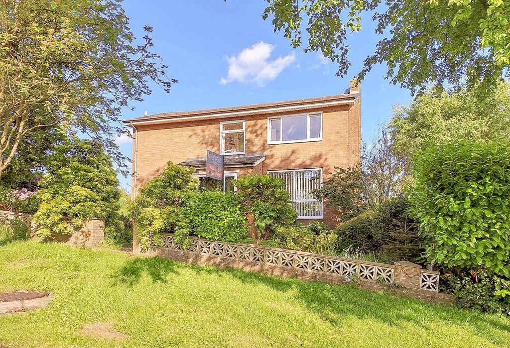 Bowden Road, Glossop SK13 3 bed detached house for sale £436,000