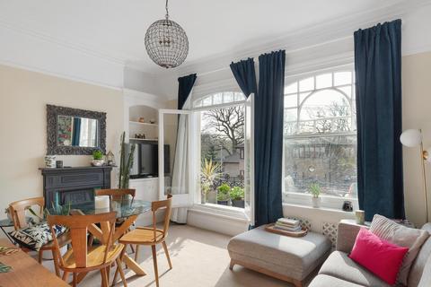 2 bedroom flat for sale - Hillbury Road, London, SW17