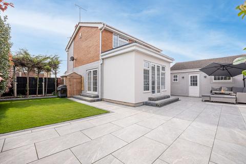 4 bedroom detached house for sale, Daarle Avenue, Canvey Island, SS8