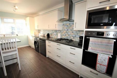 3 bedroom detached house to rent, Hall Lane, Walton-on-the-Naze CO14